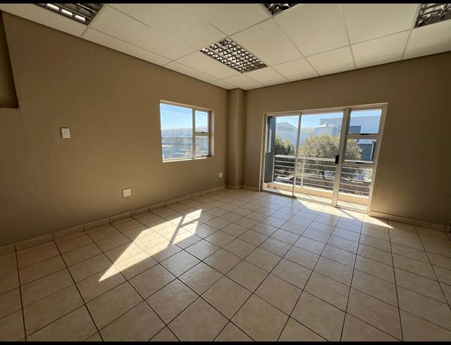 304M² WAREHOUSE TO LET IN LANSERIA